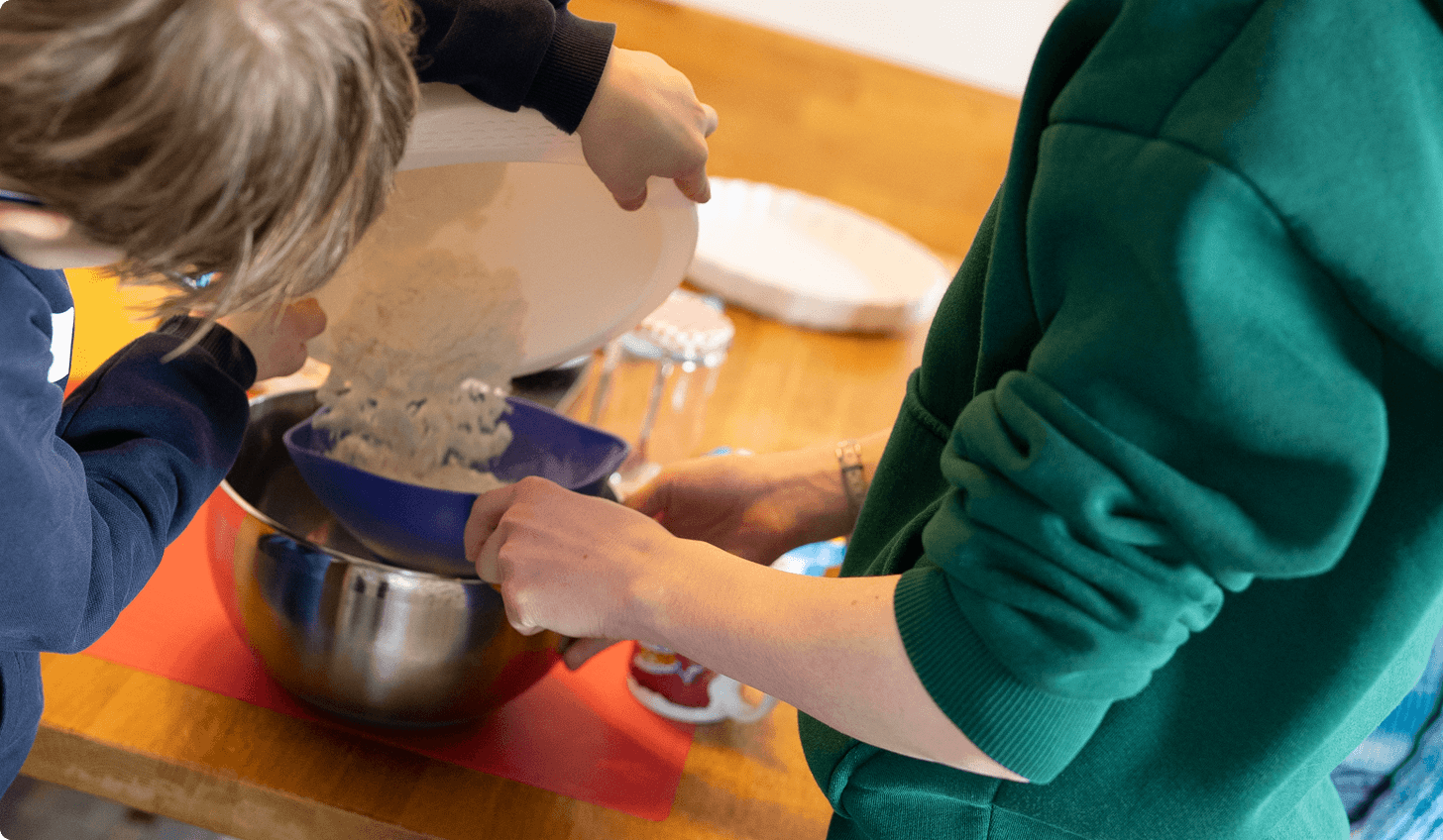 Familie Marpert beim gemeinsamen Backen in der Küche