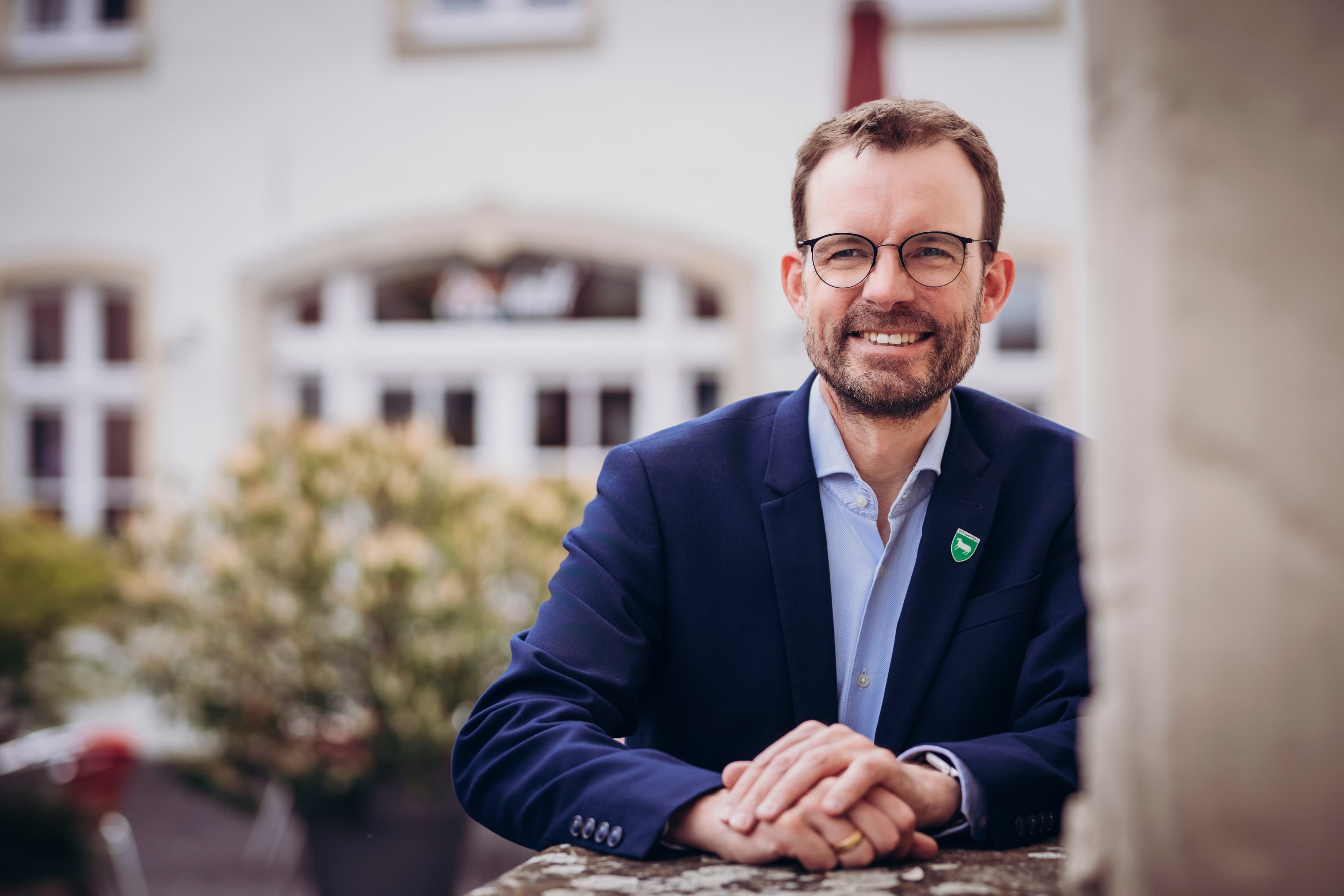 Ralf Marpert freundlich lachend am Alten Rathaus in Schöppingen